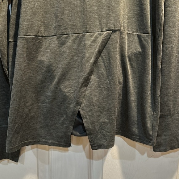 Columbia Olive Green Heathered Split Tail Cowl Neck Performance Pullover Top M - Picture 8 of 8